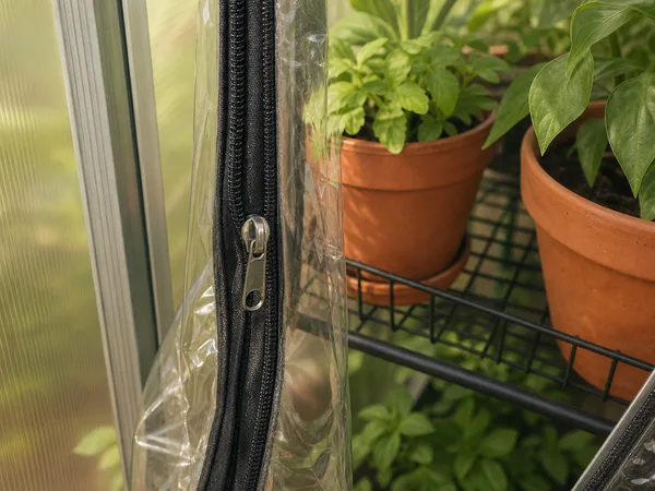 Détail de la fermeture à glissière et d'une tablette ajourée