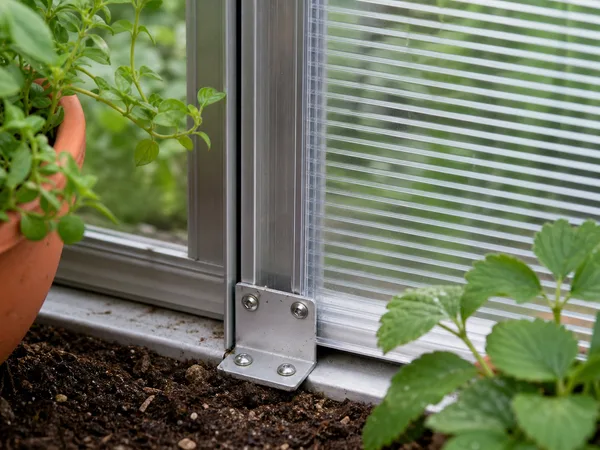 Détail de l'assemblage aluminium et du polycarbonate alvéolaire de la serre adossée